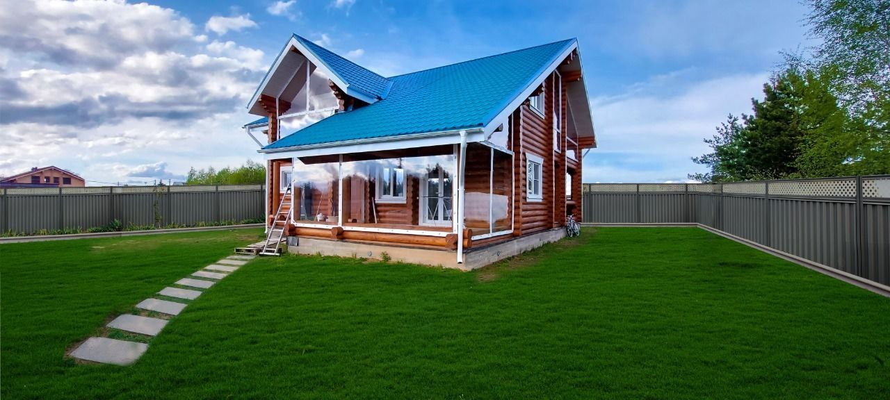 Мягкие окна на веранде загородного дома в Советске